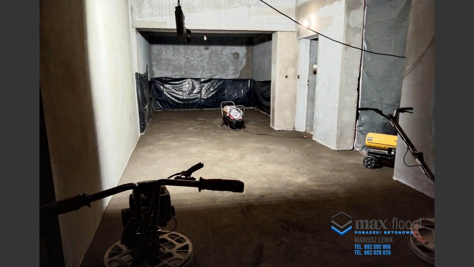 Wnętrze w trakcie wylewania posadzki, widoczna zacieraczka do betonu z przodu, nagrzewnica i folia ochronna na ścianach, surowy beton na podłodze.