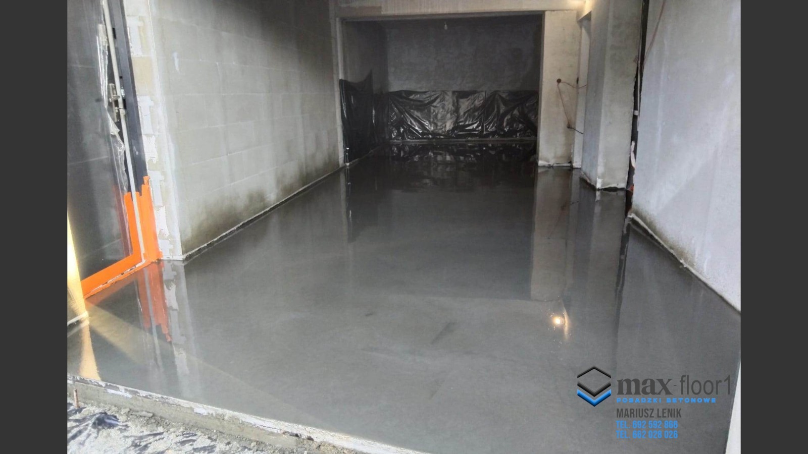 Świeżo wylana, gładka, betonowa posadzka w surowym pomieszczeniu z widocznymi śladami wilgoci na ścianach i zabezpieczoną folią wnęką, z logo firmy w prawym dolnym rogu.