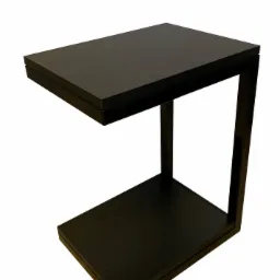 Czarny, metalowy stolik pomocniczy w kształcie litery C na białym tle, z widocznym logo producenta w lewym dolnym rogu.