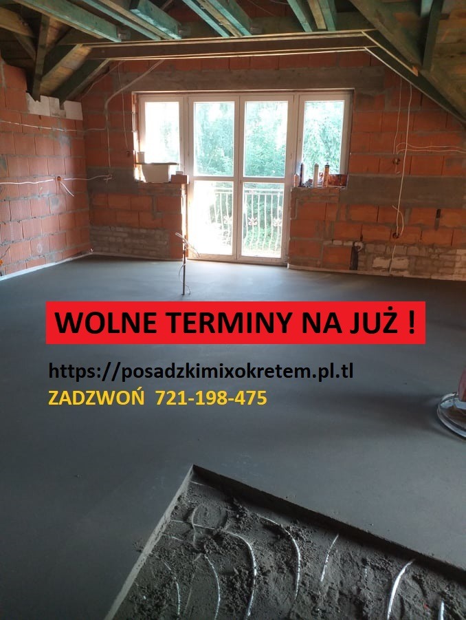 Wnętrze poddasza z ułożoną wylewką na ogrzewanie podłogowe, widoczne przewody. Na wylewce reklamowy napis z wolnymi terminami i numerem telefonu.