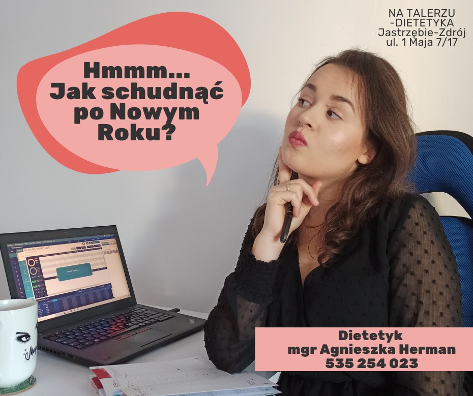 Dietetyk mgr Agnieszka Herman zamyślona nad planem odchudzania po Nowym Roku, z laptopem i kubkiem na biurku.