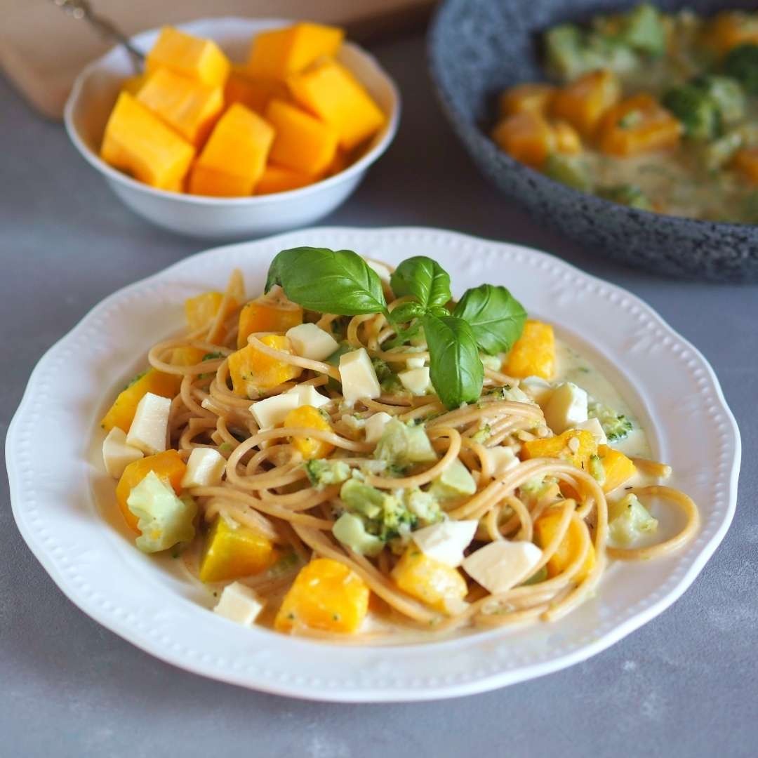 Makaron z sosem śmietanowym z brokułami, dynią i parmezanem