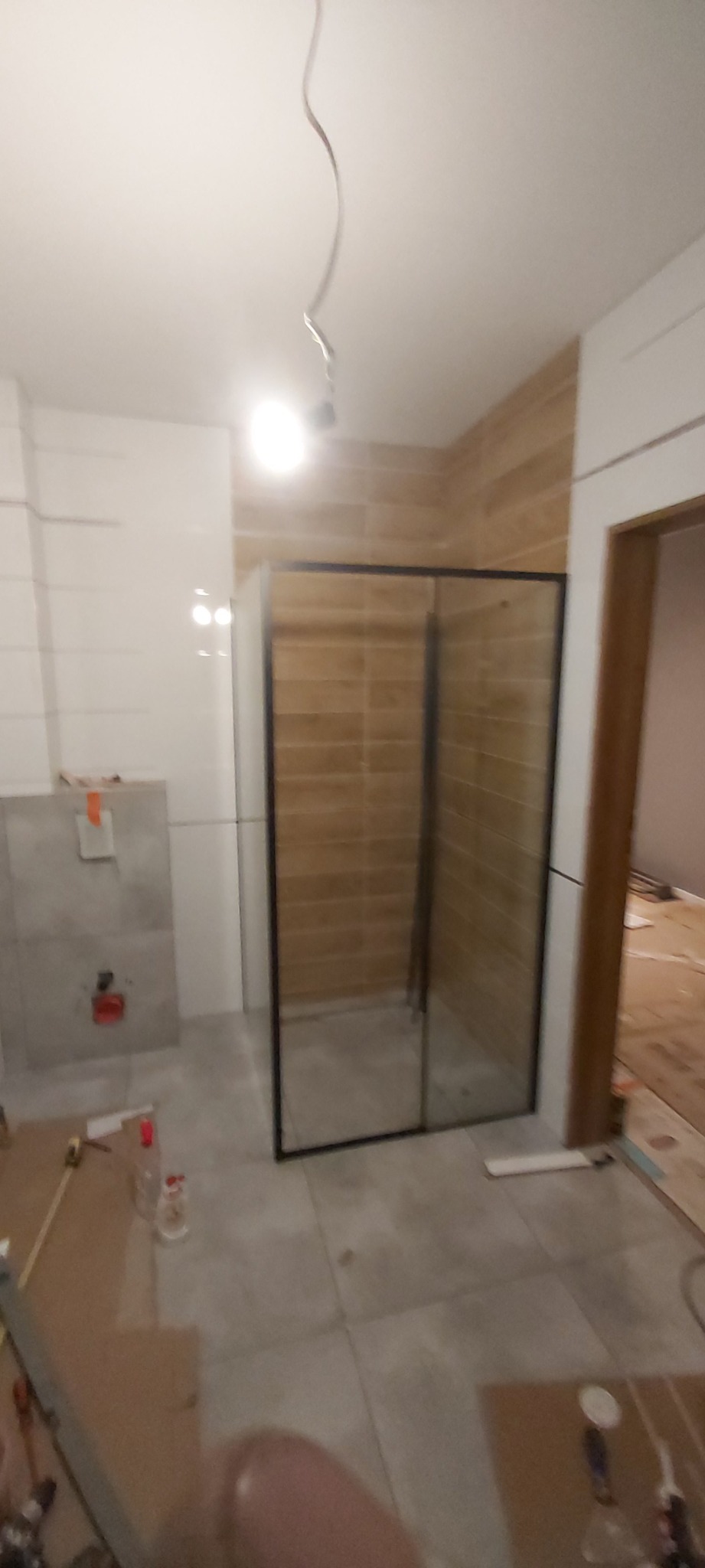 Położenie płytek i bialy montaz