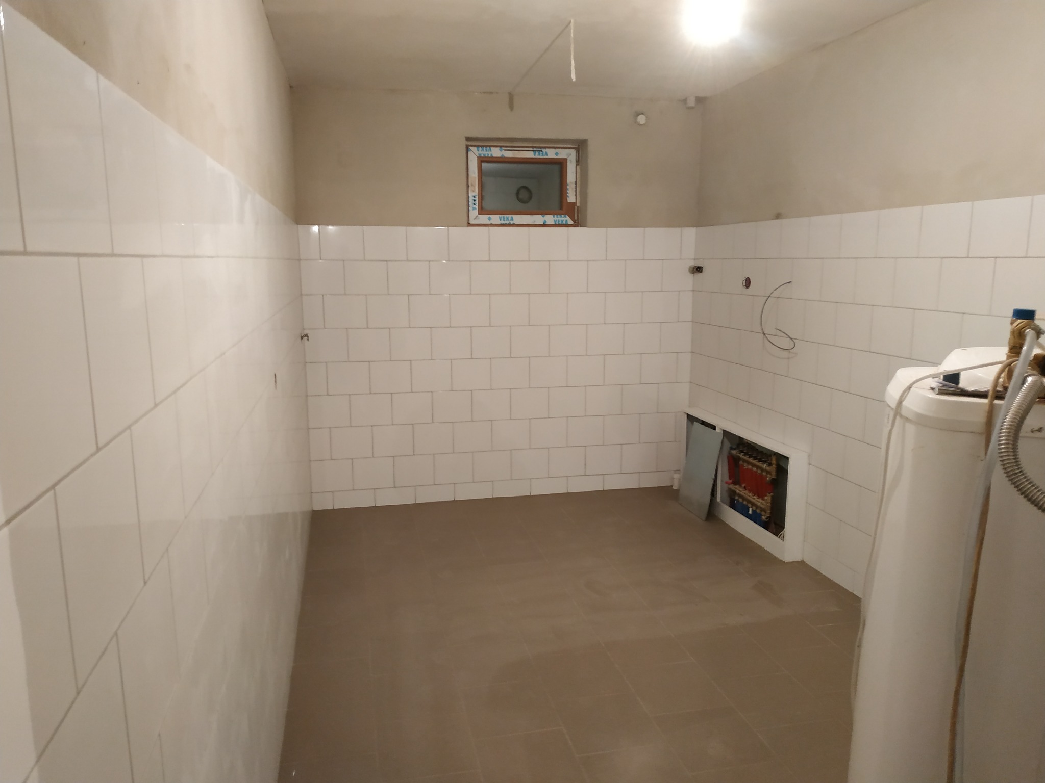 Pomieszczenie gospodarcze w kaflach.