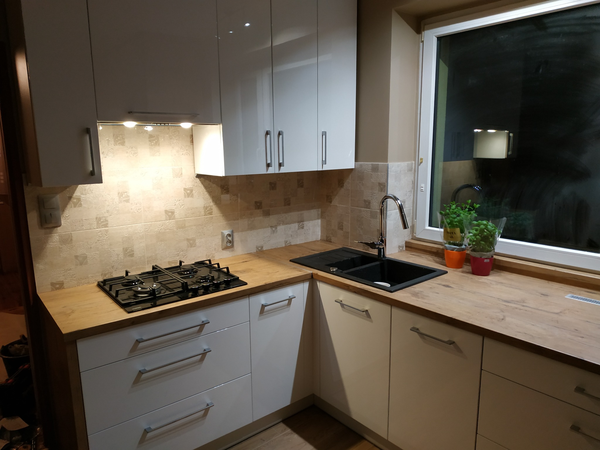 Kuchnia z nowymi kaflami i meblami na wymiar.