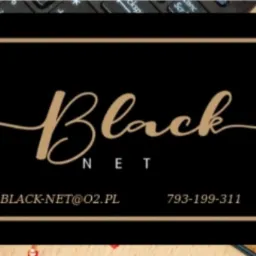 Wizytówka firmy Black Net z adresem e-mail i numerem telefonu leżąca na klawiaturze komputera.