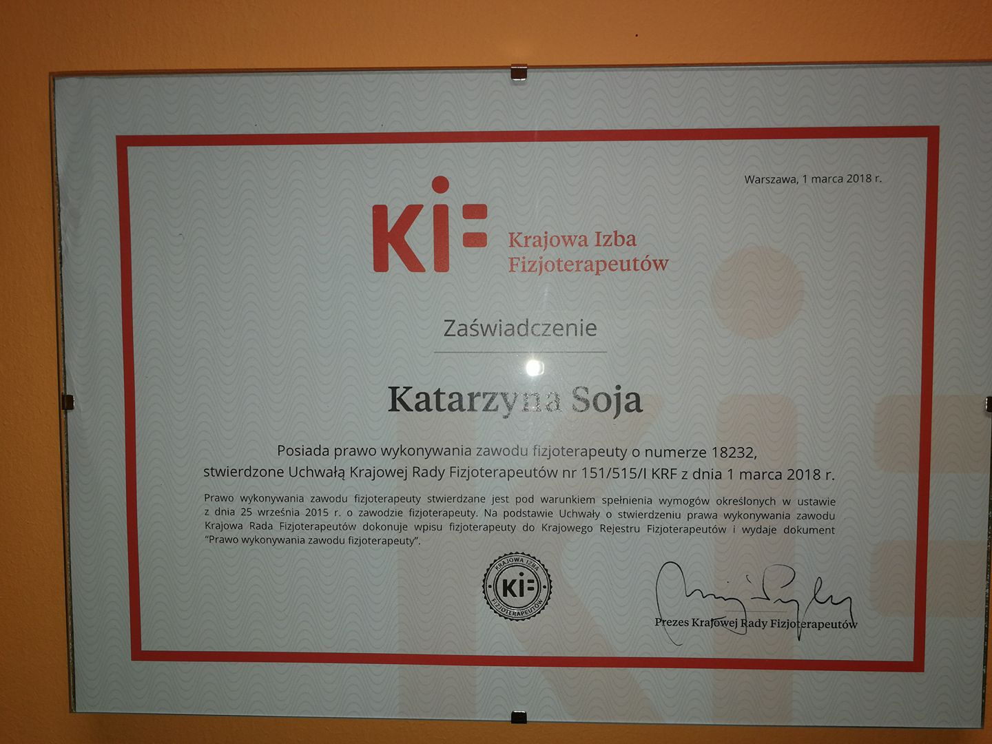 Skan zaświadczenia Krajowej Izby Fizjoterapeutów, potwierdzającego prawo wykonywania zawodu fizjoterapeuty przez Katarzynę Soję, wydane w Warszawie, 1 marca 2018 roku, oprawione w ramkę...