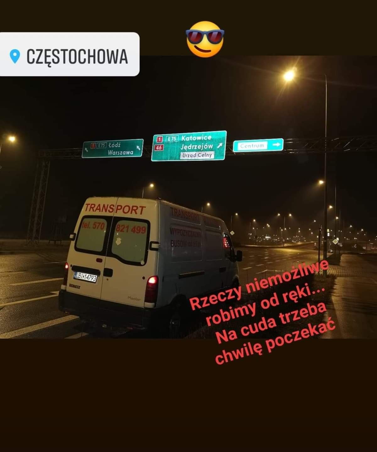 Biały bus transportowy z napisem 'TRANSPORT' i numerem telefonu na tle nocnego krajobrazu drogi w Częstochowie, widoczne znaki drogowe na Katowice i Łódź.