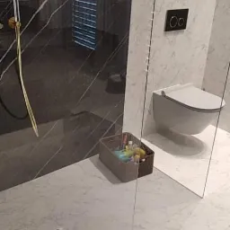 Nowoczesna łazienka z czarnymi marmurowymi płytkami pod prysznicem, białymi marmurowymi płytkami na ścianie, wiszącą toaletą i szklaną kabiną prysznicową.