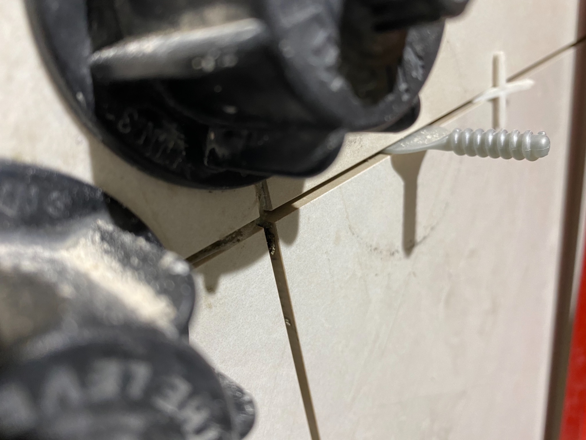 Niezawodny system nakrętek , zero wystających rogów pomimo odkształconych płyt