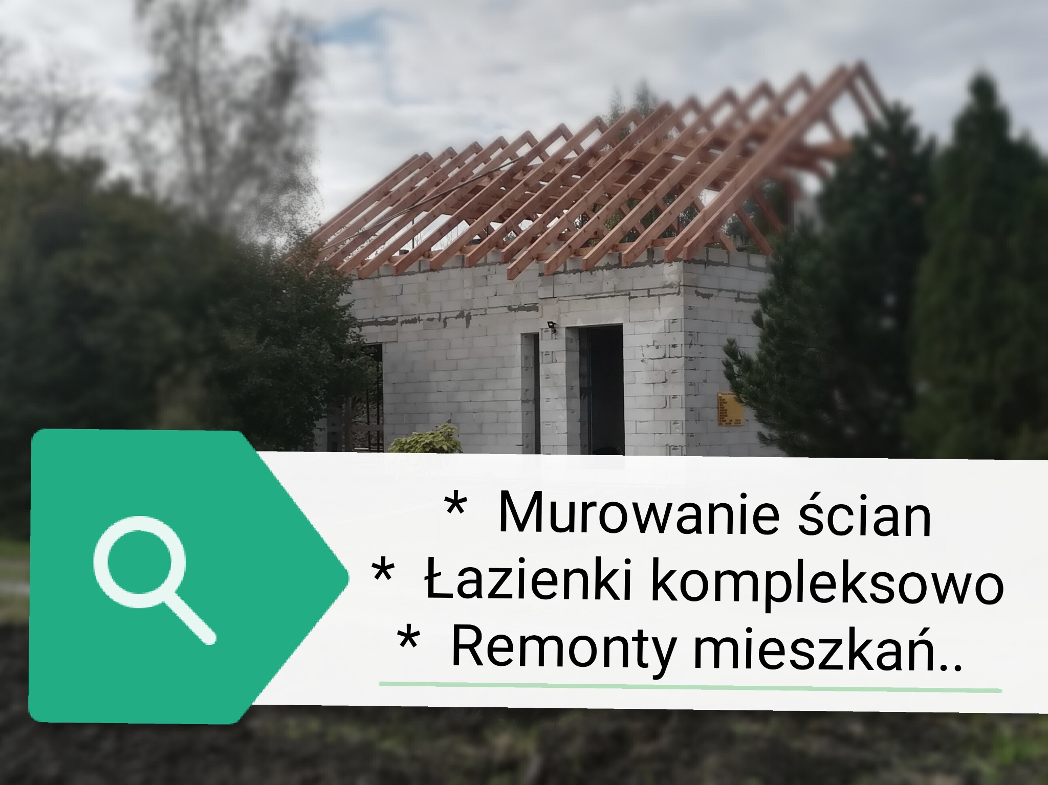 Budowa domu jednorodzinnego w stanie surowym otwartym: ściany z bloczków i drewniana konstrukcja dachu na tle zieleni.