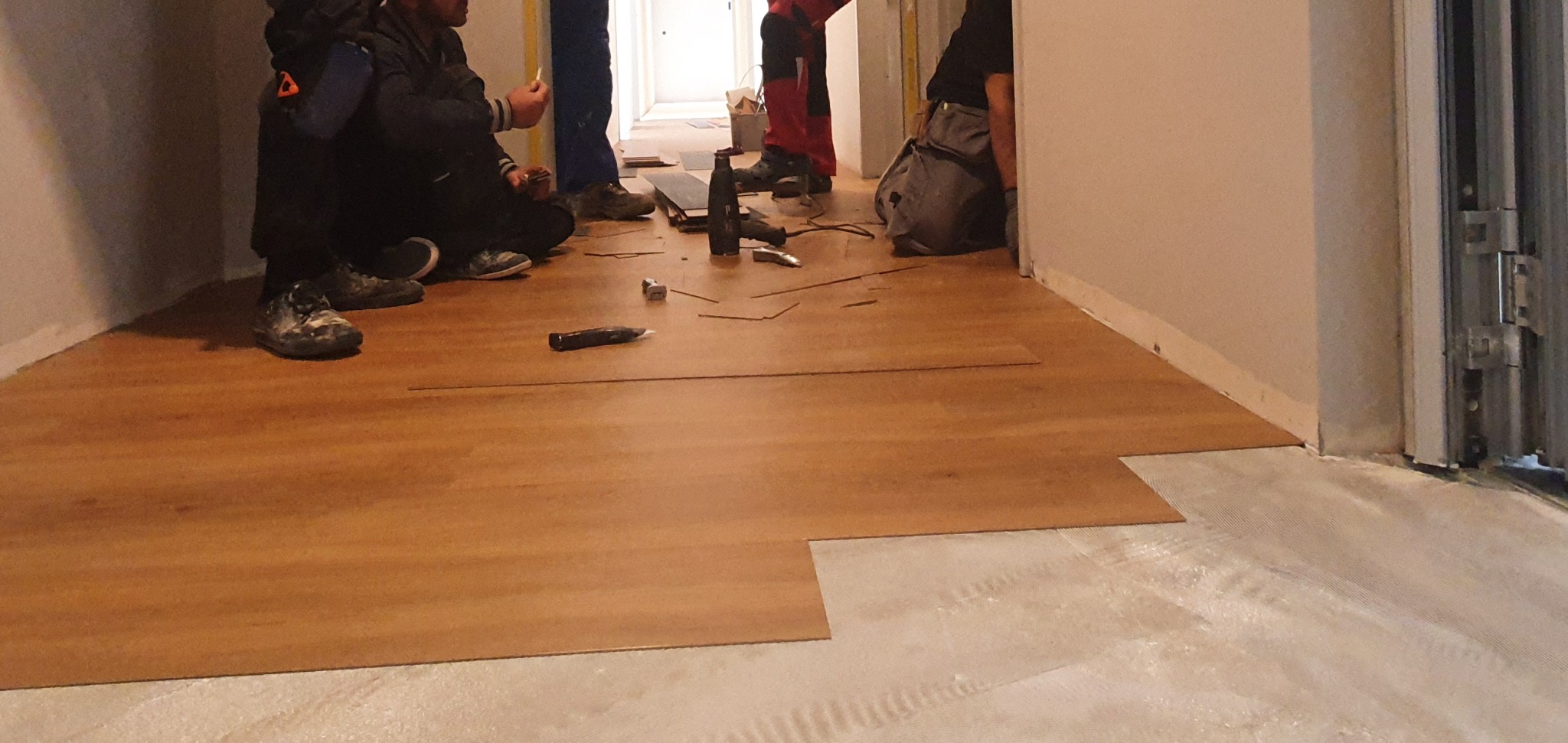 Panele winylowe na klej.