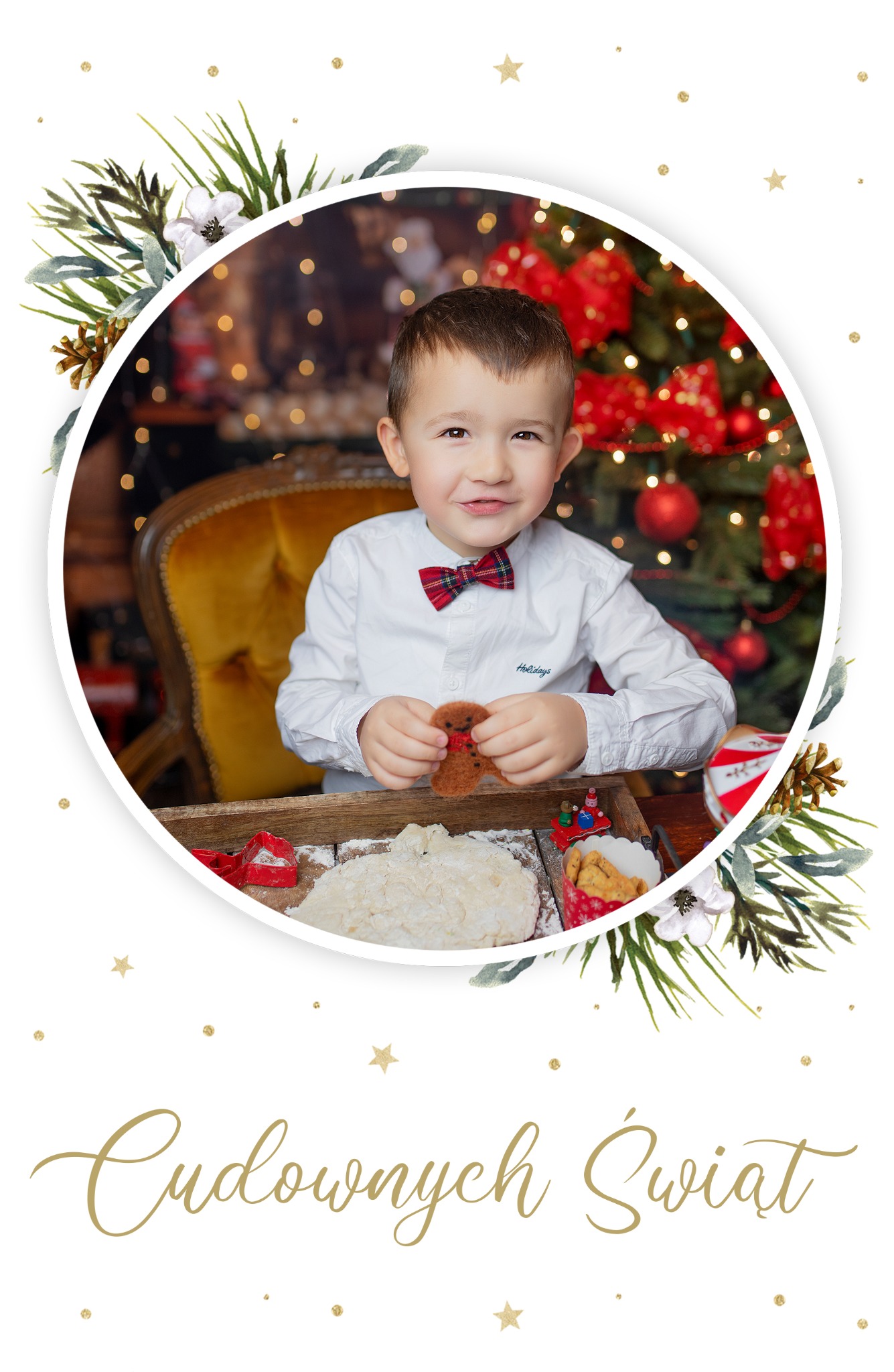 Chłopiec w muszce trzyma pierniczka na tle świątecznym w Szamotułach, ciasto i foremki na stole