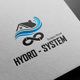 Logo firmy Hydro-System Grzegorz Nowak, przedstawiające dom połączony z instalacją wodną w kształcie znaku nieskończoności, wytłoczone na teksturowanym, białym papierze.