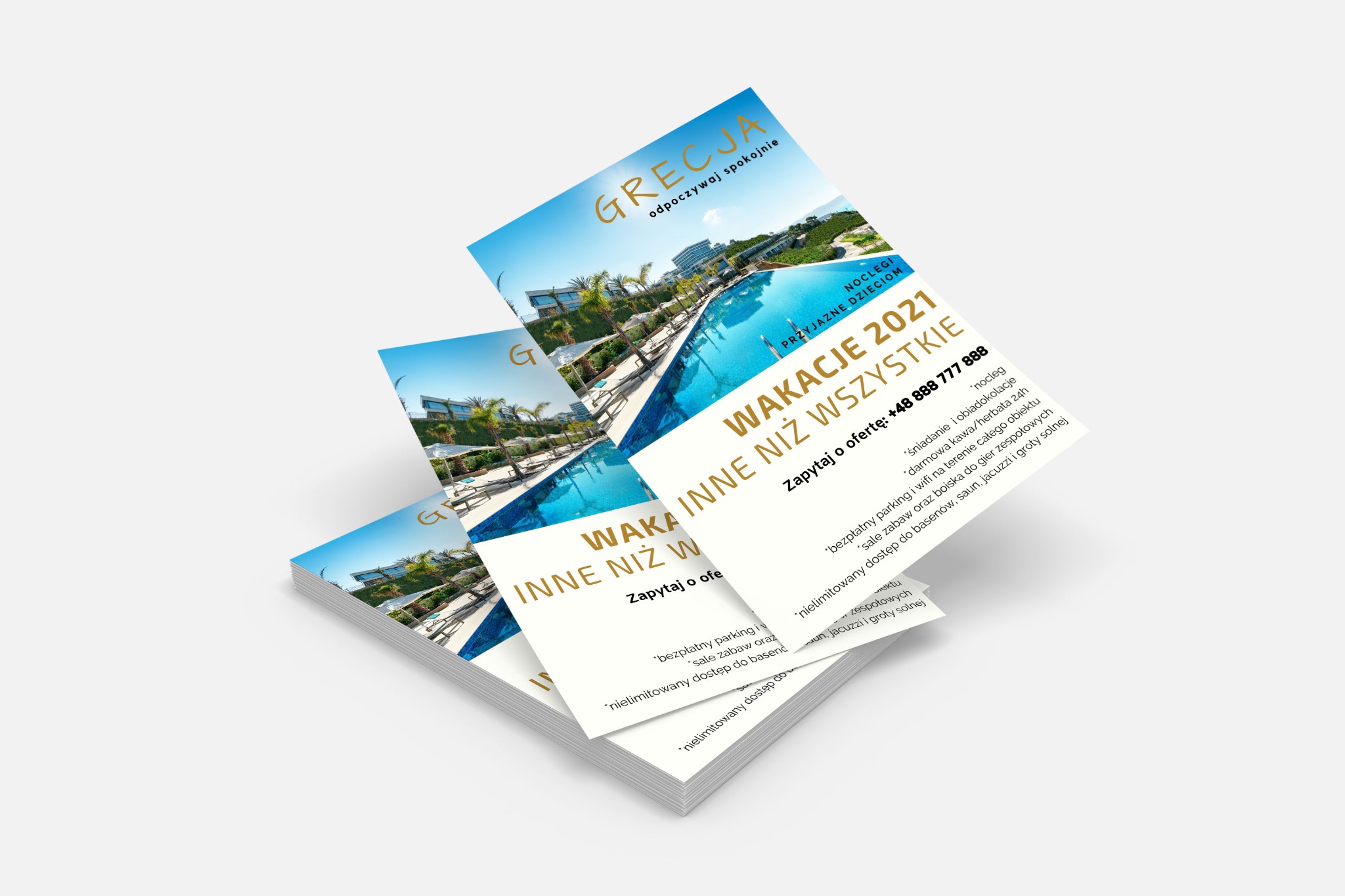 Stos ulotek reklamowych z motywem wakacyjnym, prezentujących ofertę noclegów w Grecji, z widocznym basenem i palmami.