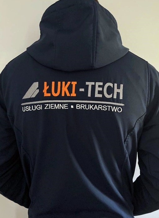 Granatowa bluza z kapturem i nadrukowanym logo firmy ŁUKI-TECH oferującej usługi ziemne i brukarskie, widok z tyłu.