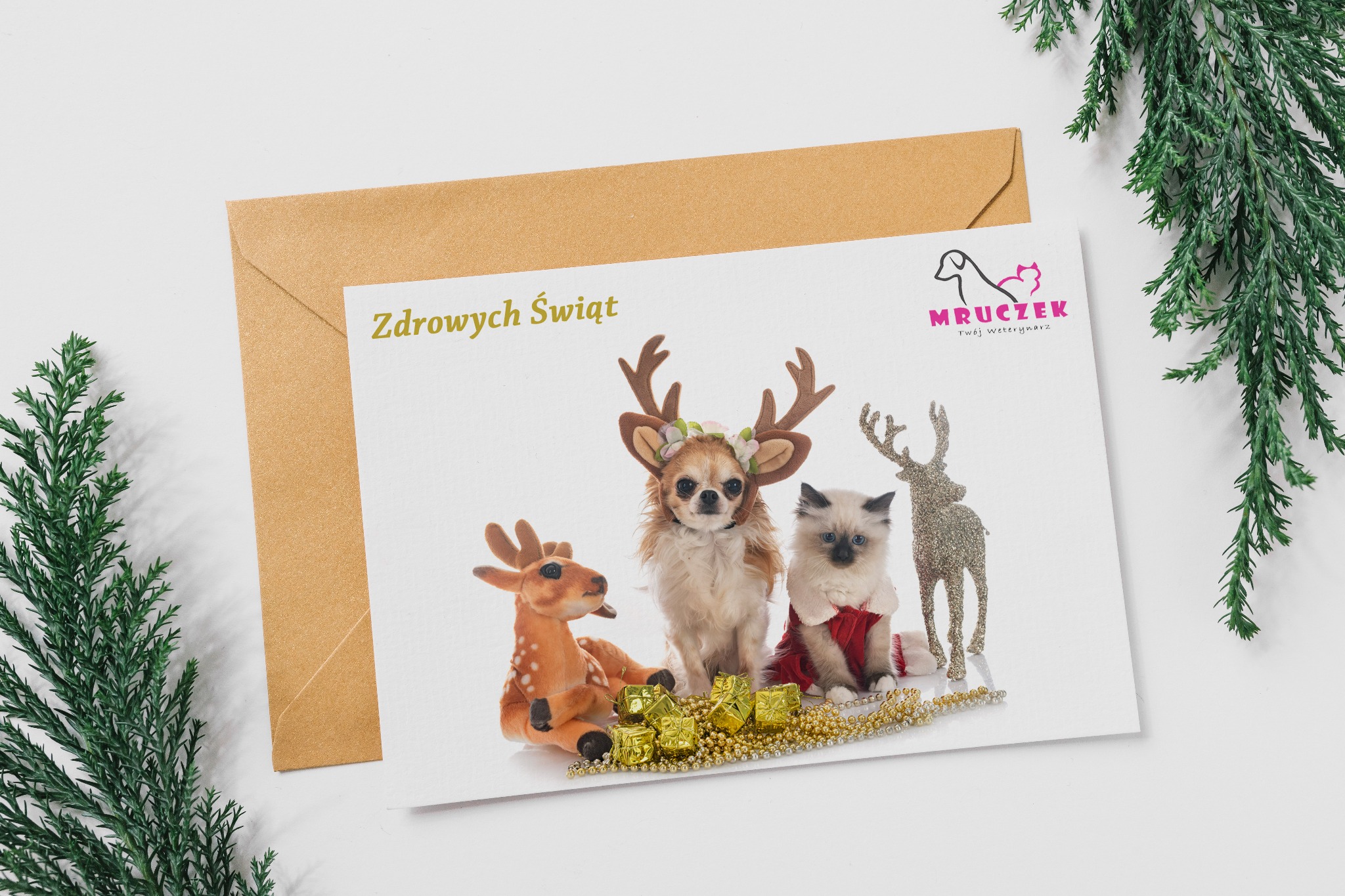 Świąteczna kartka z życzeniami od weterynarza z psem chihuahua w przebraniu renifera, kotem w czerwonym ubranku, pluszowym reniferem i błyszczącymi ozdobami na białym tle z kopertą i gałązką