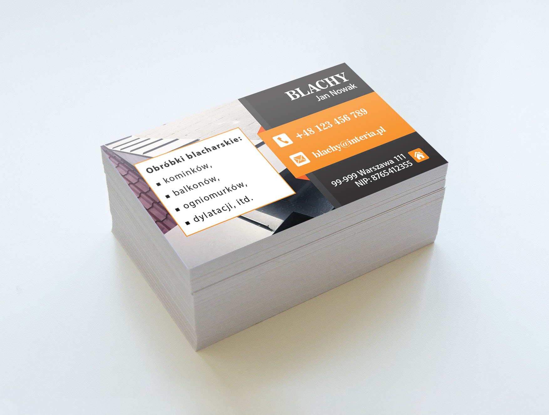 Stos wizytówek firmy blacharskiej z detalami dotyczącymi obróbek kominków, balkonów, ogniomurków i dylatacji, na jasnym tle.
