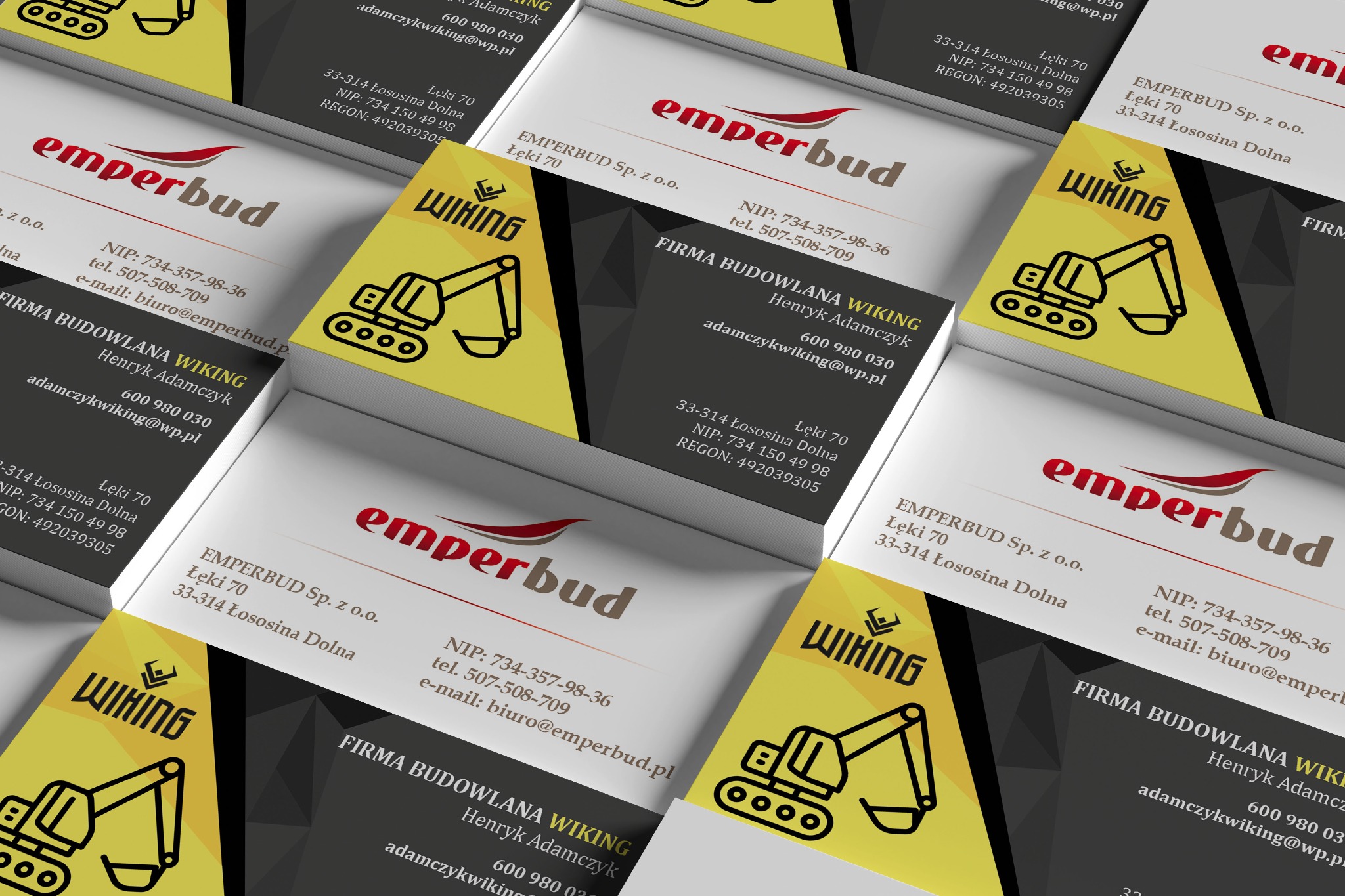 Kompozycja wizytówek firm budowlanych z logo i danymi kontaktowymi, ułożonych pod kątem na jasnym tle.