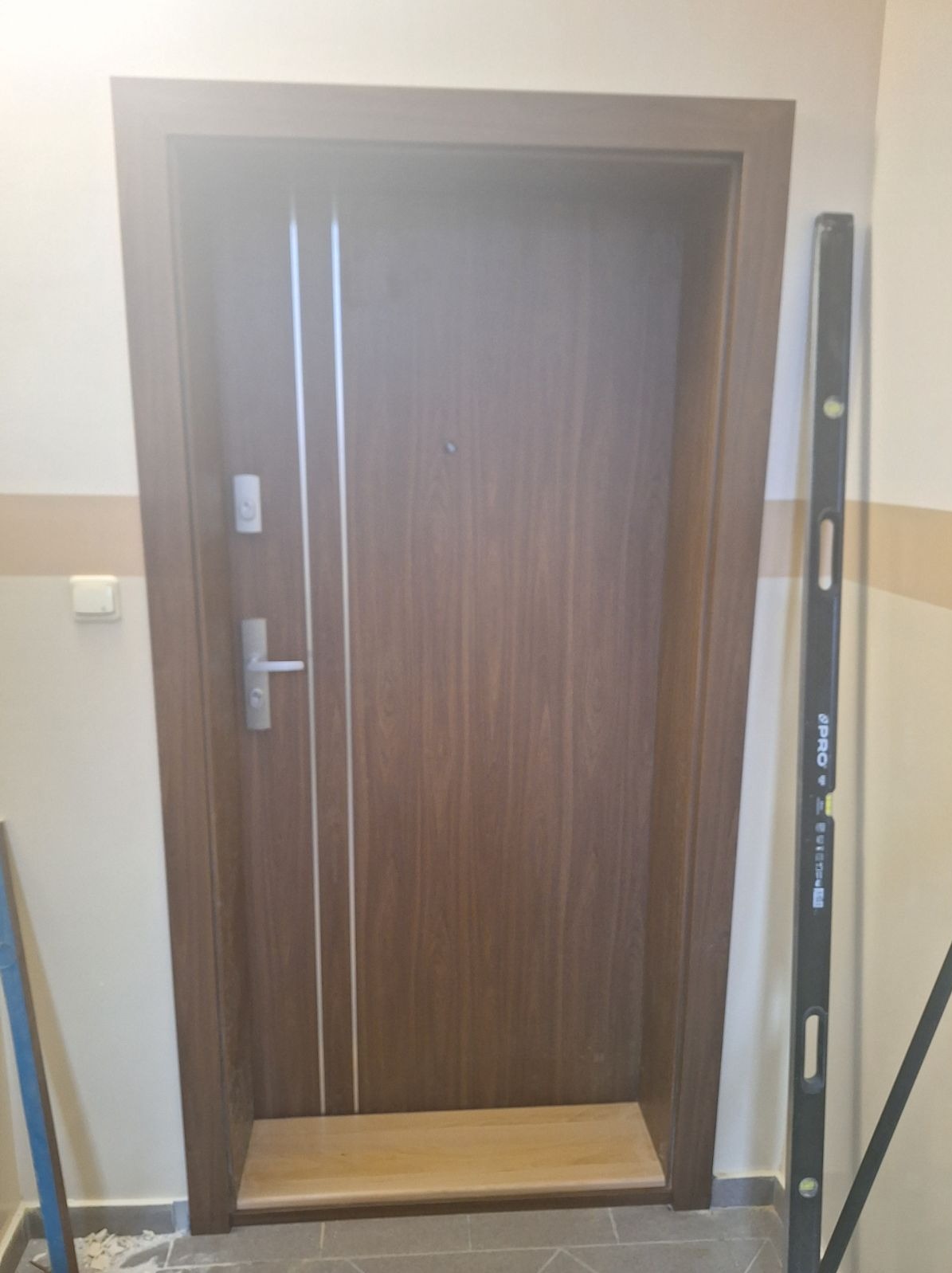 Drzwi Erkado Herse 39db na ościeżnicy regulowanej z progiem na grubość muru