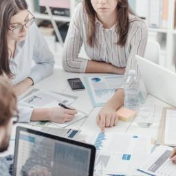 Mobbing w pracy? Jeśli go doświadczysz - nie czekaj - szukaj pomocy. Zaniechanie działań może tylko pogarszać relację w pracy. 