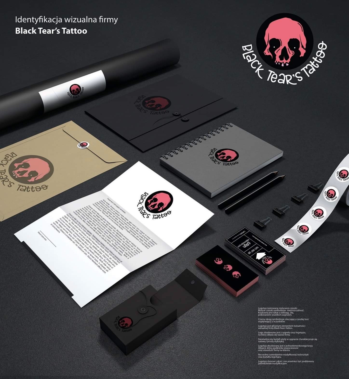 Zestaw identyfikacji wizualnej firmy Black Tear's Tattoo na ciemnym tle: wizytówki, papier firmowy, notatnik, koperta, naklejki, tuba na plakat, pudełko i ołówki, z motywem czaszki i nazwą firmy.