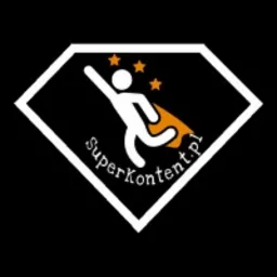 Stylizowana postać z peleryną w kształcie płomienia, unosząca rękę ku trzem pomarańczowym gwiazdom, wpisana w biały romb na czarnym tle z napisem 'superkontent.pl'.
