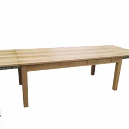 Rozkładany stół z drewna o jasnym odcieniu, z widocznymi szufladami pod blatem i wysuwanymi elementami blatu na metalowych prowadnicach.