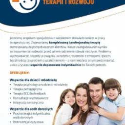 Uśmiechnięta rodzina z dwójką dzieci, przytulona, prezentowana na tle ulotki centrum wsparcia psychologicznego, z listą oferowanych usług dla dzieci i dorosłych.