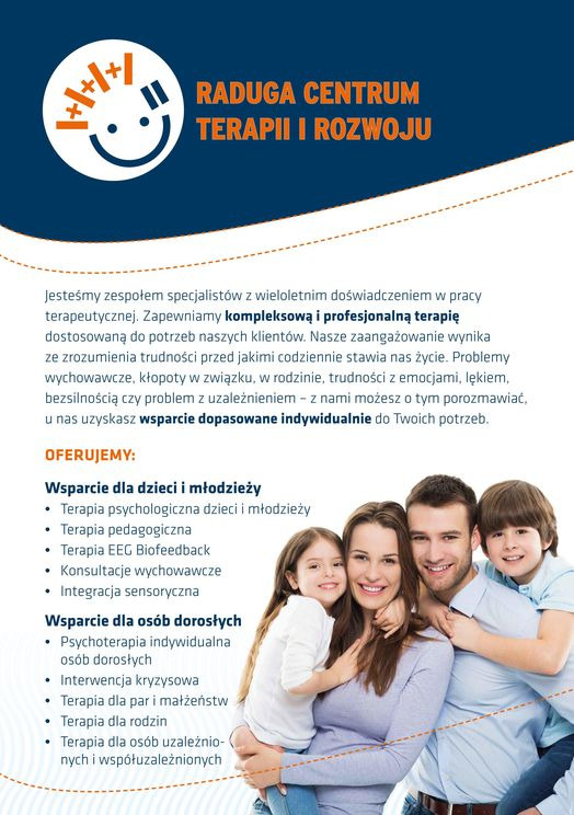 Uśmiechnięta rodzina z dwójką dzieci, przytulona, prezentowana na tle ulotki centrum wsparcia psychologicznego, z listą oferowanych usług dla dzieci i dorosłych.