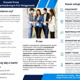 Cztery osoby w biurze analizują dokumenty w niebieskim folderze, dwie kobiety i dwóch mężczyzn, nowoczesne wnętrze biurowe w tle.