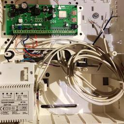 Doprowadzenie kabli do centralki Satel Perfecta.