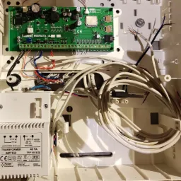 Doprowadzenie kabli do centralki Satel Perfecta.