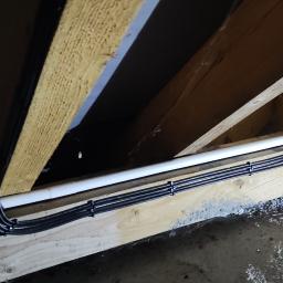 Trasa kablowa skrętka zewnętrzna, montowana na uchwytach Floop