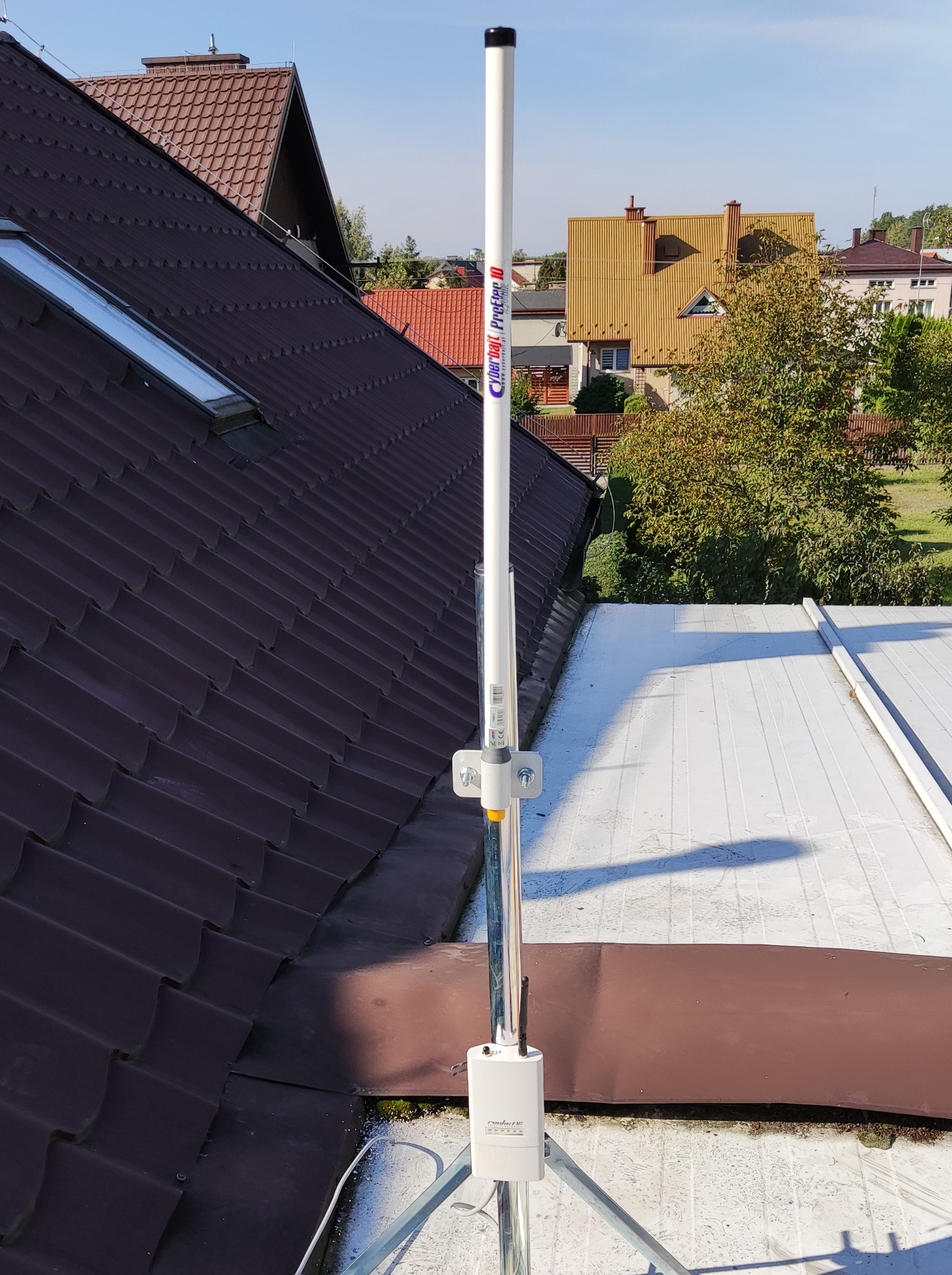 Montaż stojącego masztu ubiquity wraz z dookolna antena CyberBajt