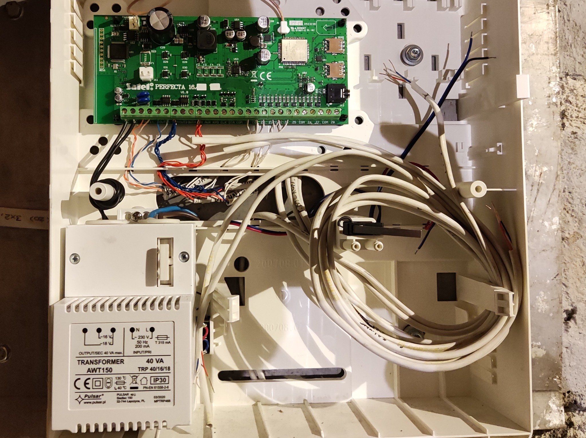 Doprowadzenie kabli do centralki Satel Perfecta.