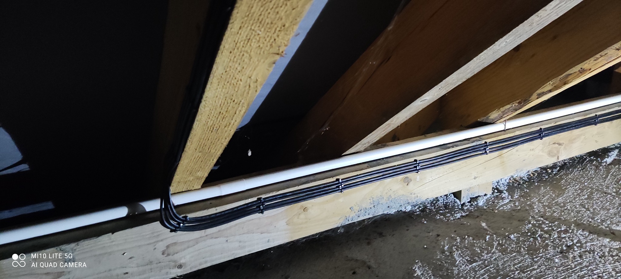 Trasa kablowa skrętka zewnętrzna, montowana na uchwytach Floop