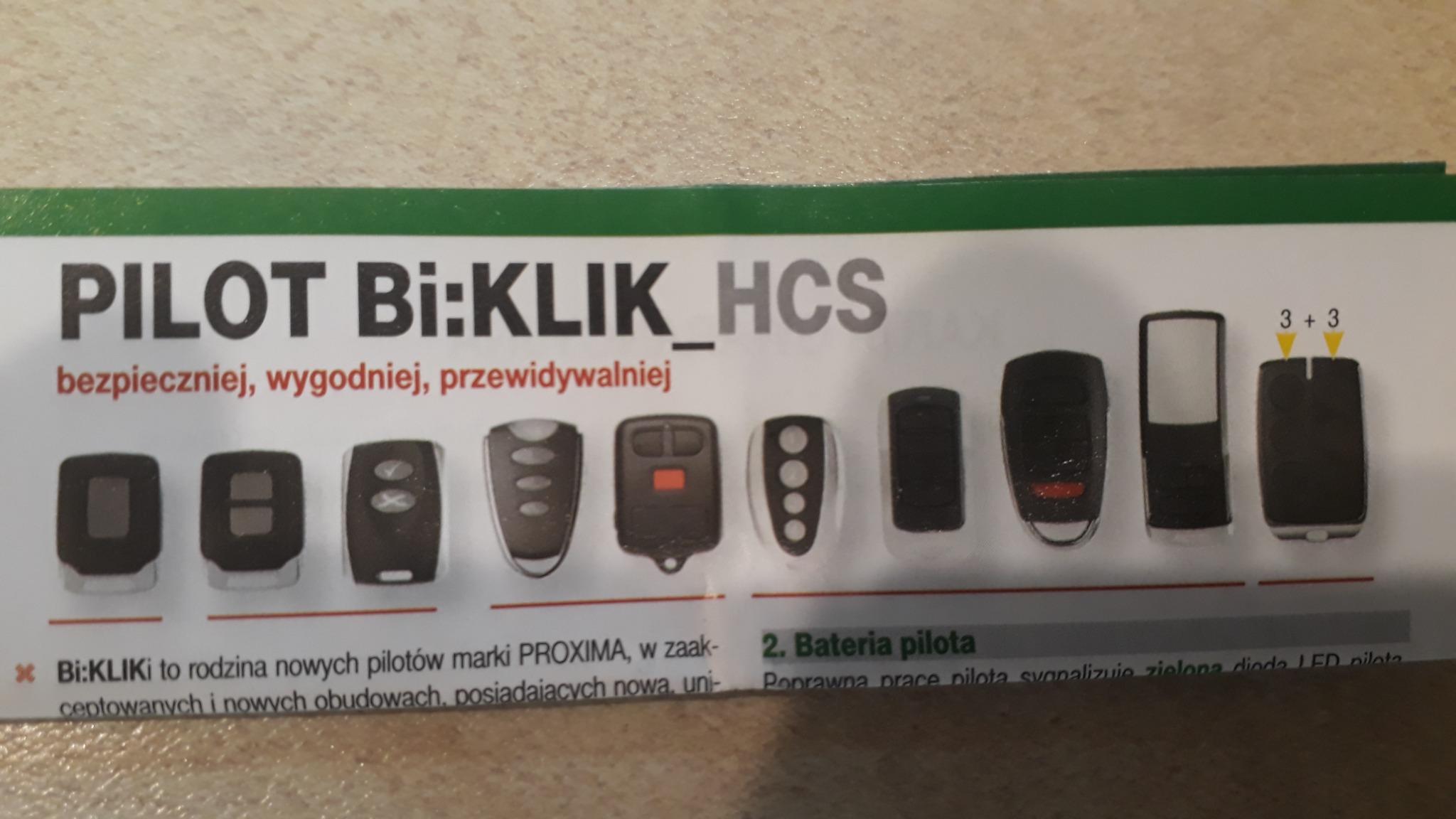 Prezentacja pilotów do bram garażowych marki Bi:KLIK HCS, z opisem zalet i instrukcją wymiany baterii, na ulotce reklamowej.
