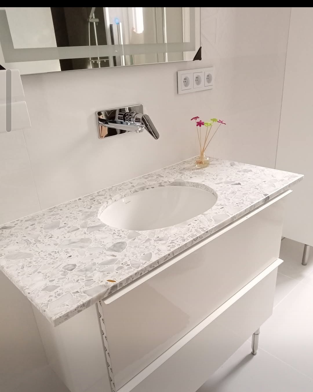 Remont łazienki , montaż szafki z blatem