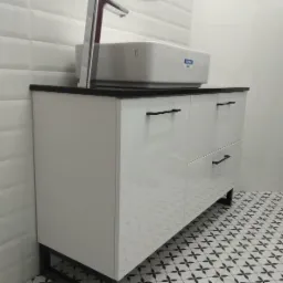 Szafka łazienkowa w połysku z blatem z granitu na życzenie klienta