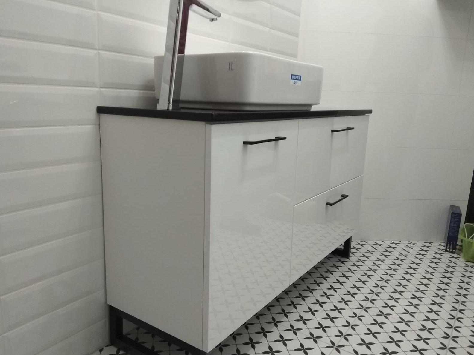 Szafka łazienkowa w połysku z blatem z granitu na życzenie klienta