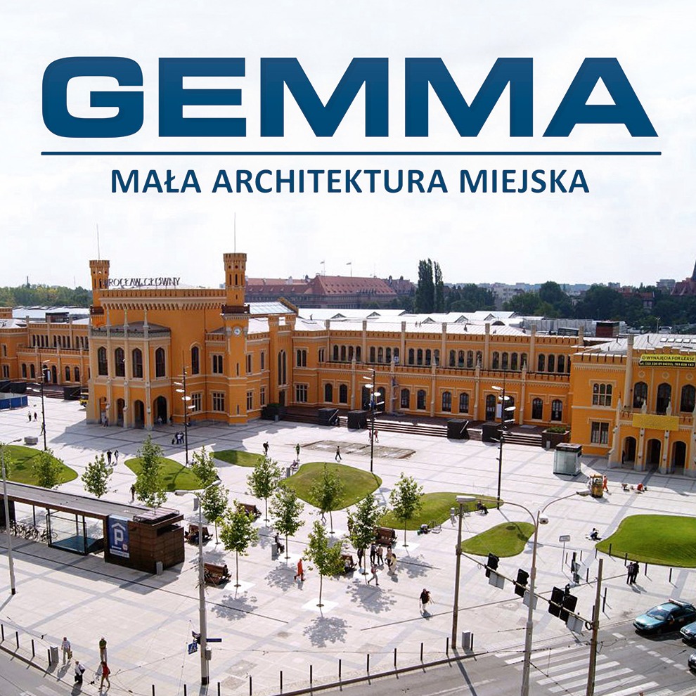 Panorama placu miejskiego z żółtym budynkiem dworca kolejowego w tle, mała architektura miejska: ławki, trawniki, przystanek autobusowy z oznaczeniem parkingu, widoczni przechodnie.