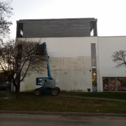 Mycie elewacji przy użyciu podnośnika koszowego.