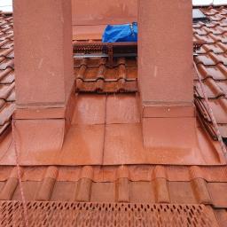 Obróbki blacharskie zamontowane na kominach na dachu #1.