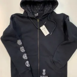 Czarna rozpinana bluza z kapturem, z nadrukiem logo i wzorami na rękawie, widoczna metka z logo.