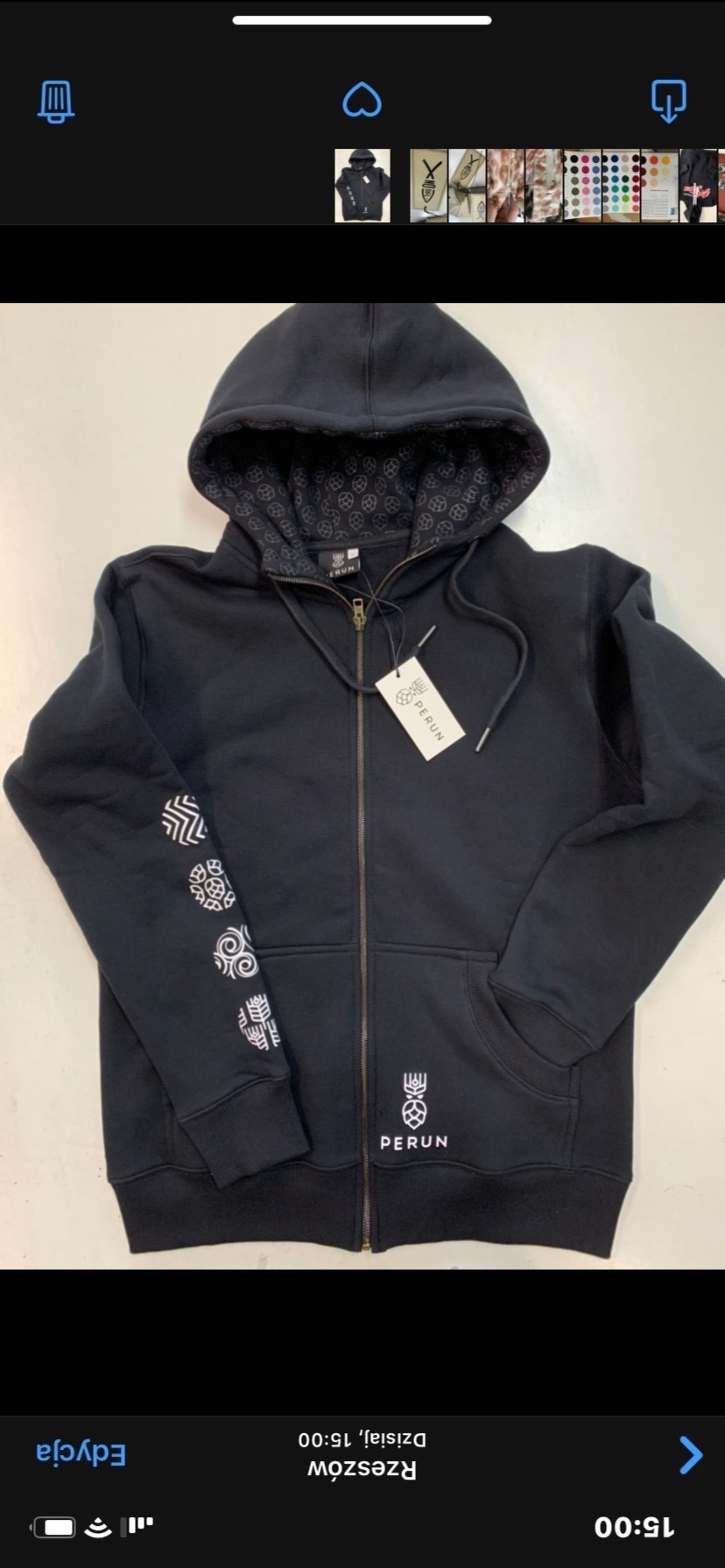 Czarna rozpinana bluza z kapturem, z nadrukiem logo i wzorami na rękawie, widoczna metka z logo.