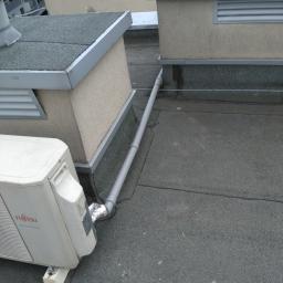 Klimexpres - Jednostka zewnętrzna klimatyzacji Fujitsu DC Inverter zamontowana na płaskim dachu, z widocznym odprowadzeniem skroplin rurą PCV i izolacją termiczną na łączeniu.