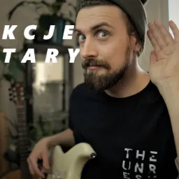 Młody mężczyzna z brodą i w czapce, trzymający białą gitarę elektryczną, z tekstem 'Lekcje Gitary' nałożonym na zdjęcie, sugerujący ofertę nauki gry na instrumencie.