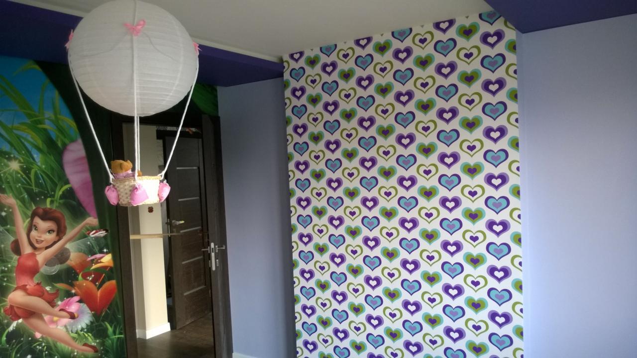 Dziecięcy pokój po remoncie: ściana w serca, bajkowy mural, lampa-balon z misiem. Fioletowy sufit i listwy. Gotowe wykończenie wnętrza.