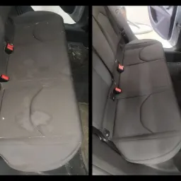 Porównanie tylnej kanapy samochodowej: przed i po czyszczeniu, widoczne plamy i zabrudzenia usunięte, dywanik pod siedzeniem czysty